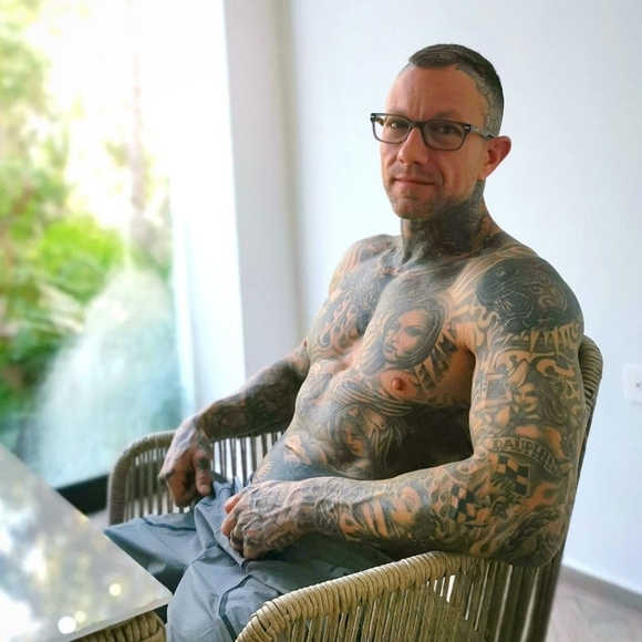 Meet your Posher, Chris - Picture 2 of 3